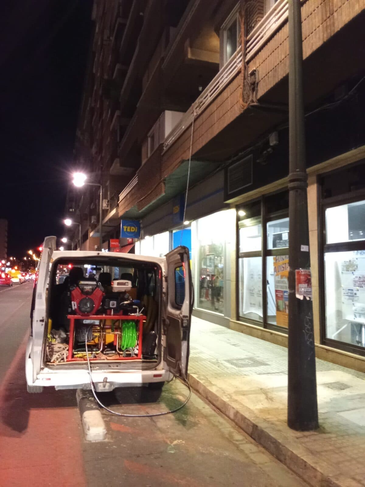 Furgoneta y técnico de Aquareparo en un servicio urgente nocturno en Valencia