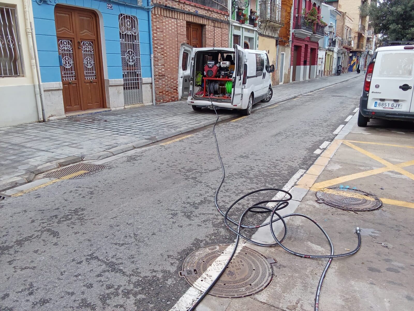 Furgoneta de Aquareparo lista para un servicio de desatascos en Valencia
